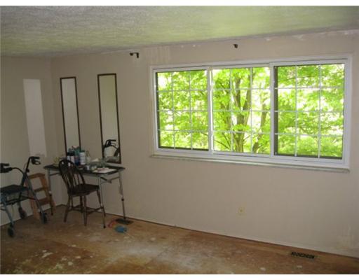 657 Deer Watch Road Bridgeville, PA 15017 - Photo 5 of 18 Living Room.