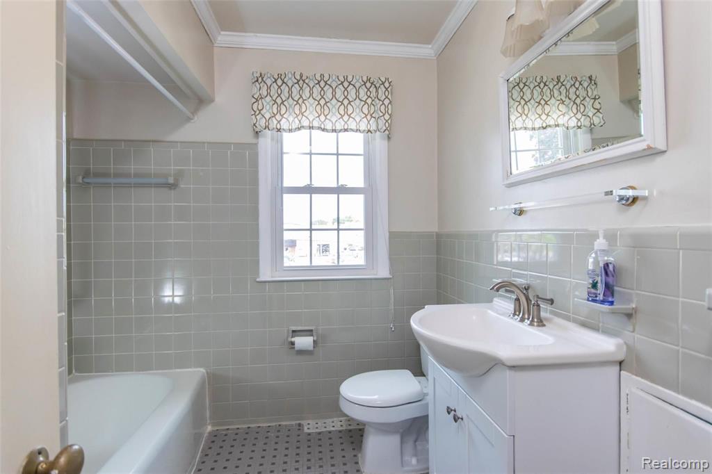 634 Cadieux Road Grosse Pointe, MI 48230 - Photo 21 of 34