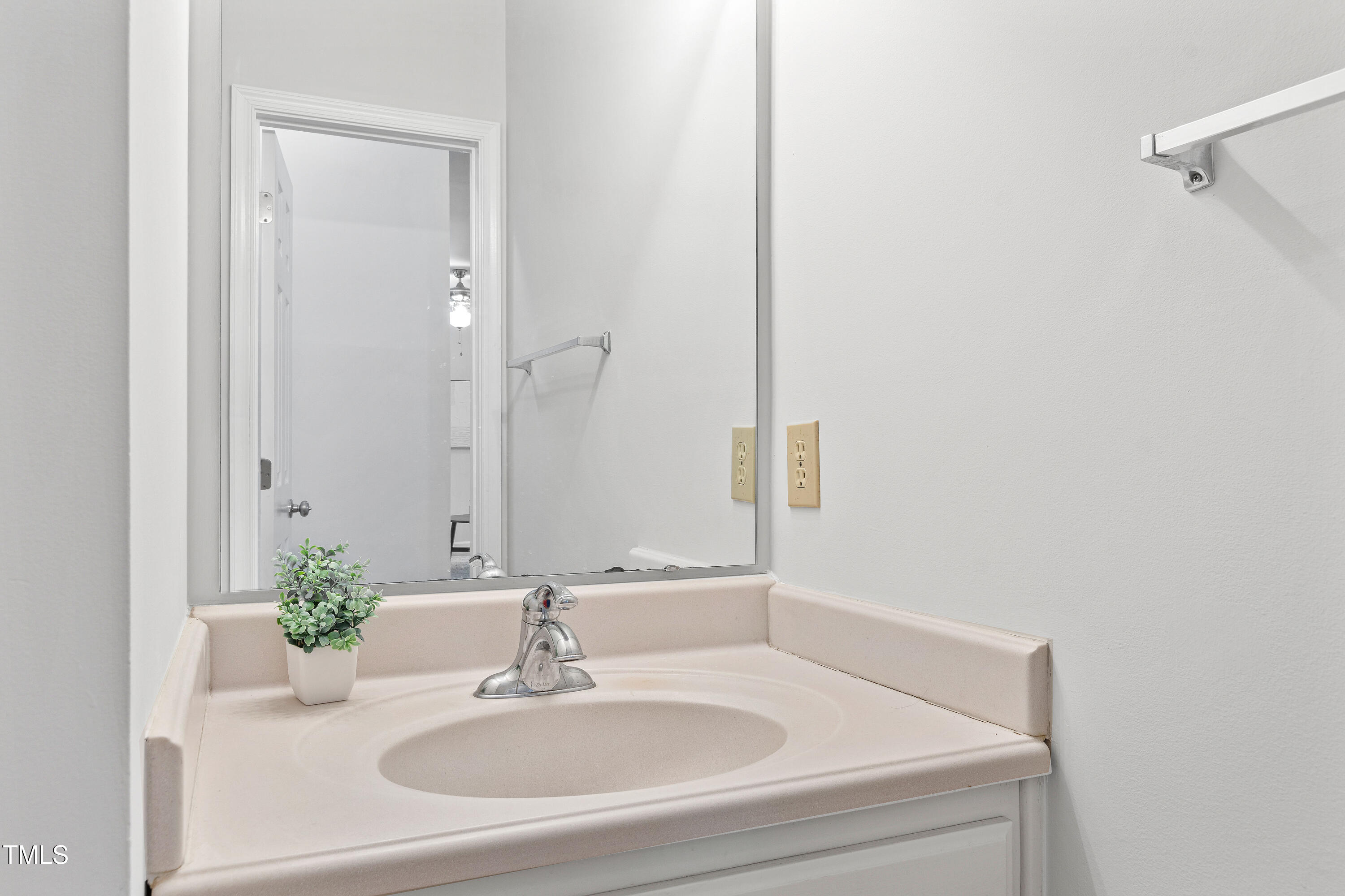 9724 Dansington Court Raleigh, NC 27615 - Photo 33 of 39 Powder Rm