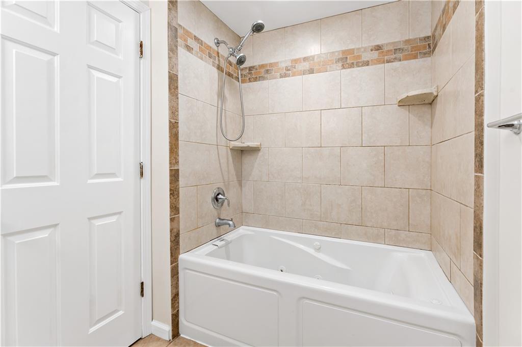 357 Gregg Street Carnegie, PA 15106 - Photo 18 of 34 a bathroom with a bathtub