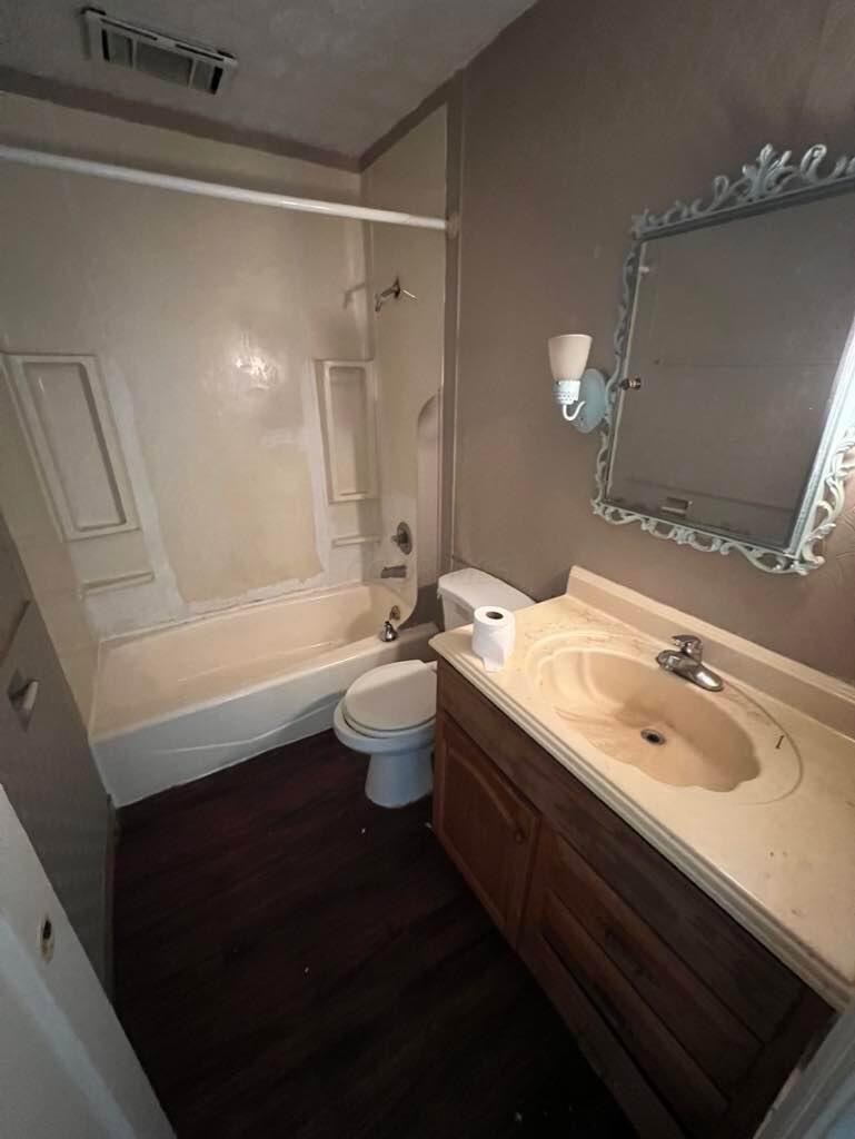 2386 Lindale Road Columbus, OH 43224 - Photo 6 of 12 Bathroom