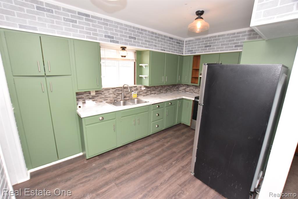 2439 Coldwater Road Flint, MI 48505 - Photo 8 of 18