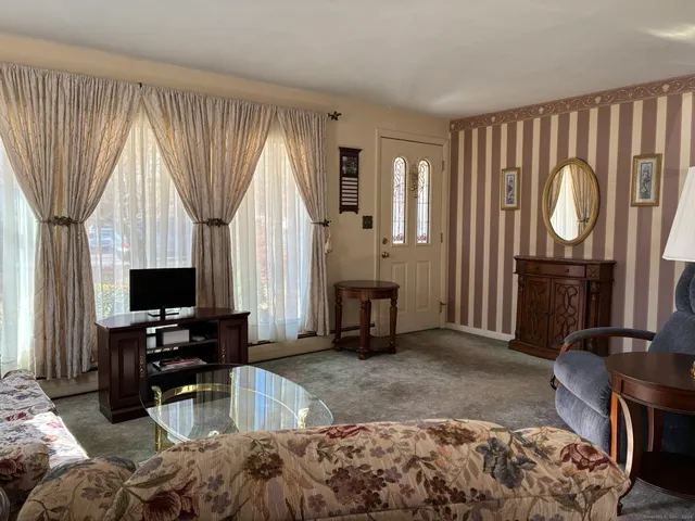 $379,900 | 21 Ridge Drive, Montville, CT 06382