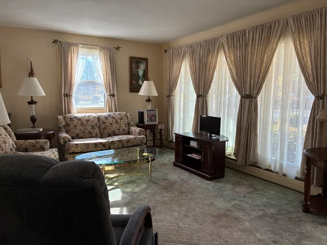 $379,900 | 21 Ridge Drive, Montville, CT 06382