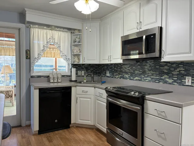 $379,900 | 21 Ridge Drive, Montville, CT 06382