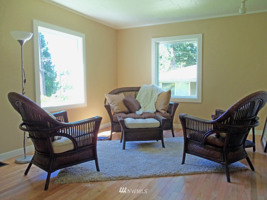 9408 37th Avenue Southwest Seattle, WA 98126 - Photo 2 of 15