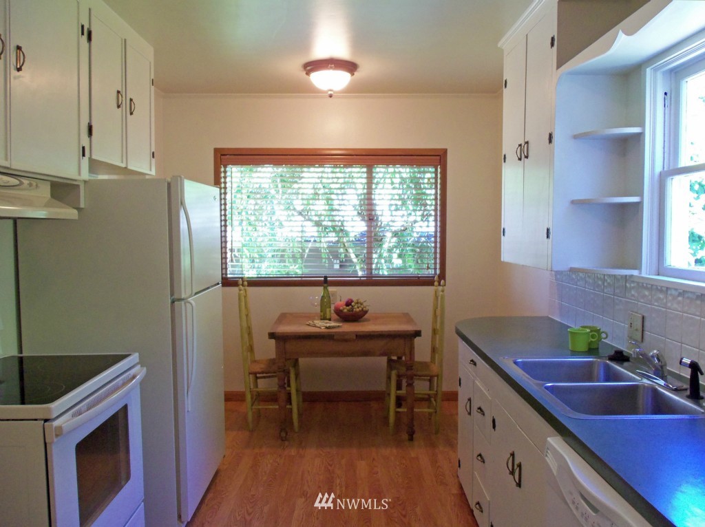 9408 37th Avenue Southwest Seattle, WA 98126 - Photo 3 of 15