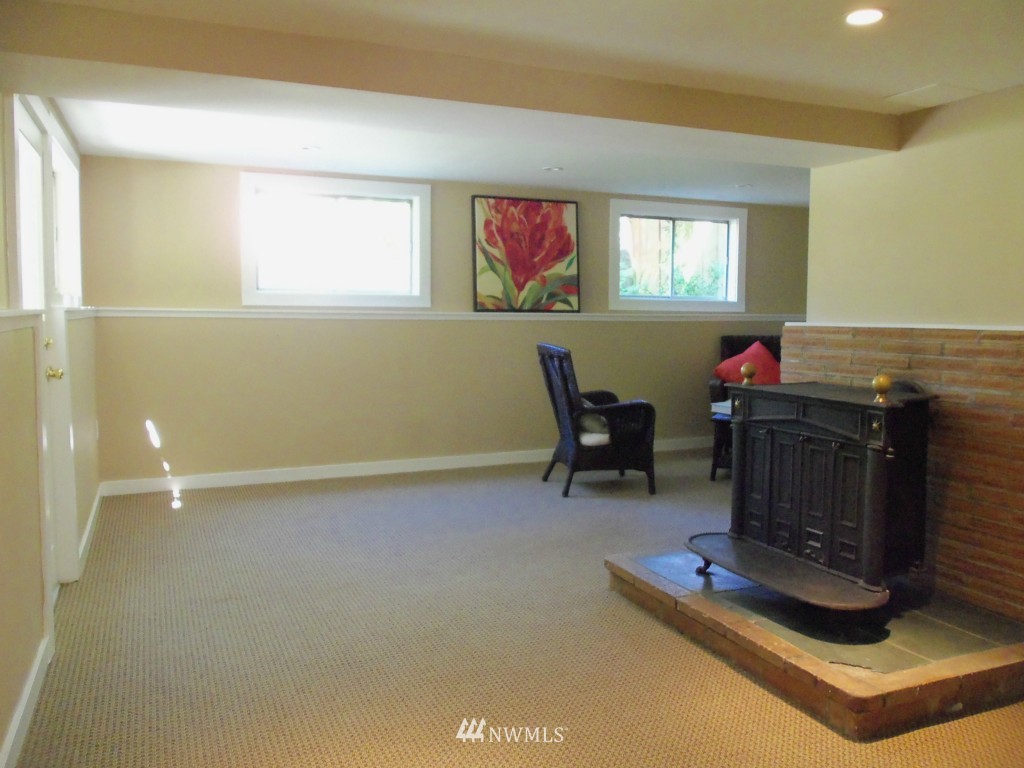 9408 37th Avenue Southwest Seattle, WA 98126 - Photo 6 of 15