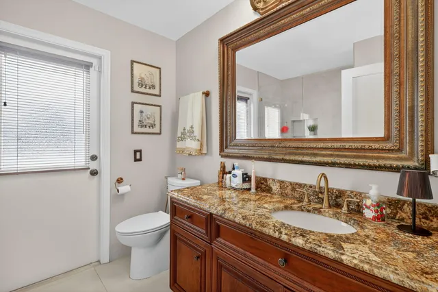 a view of an entryway with a livingroom