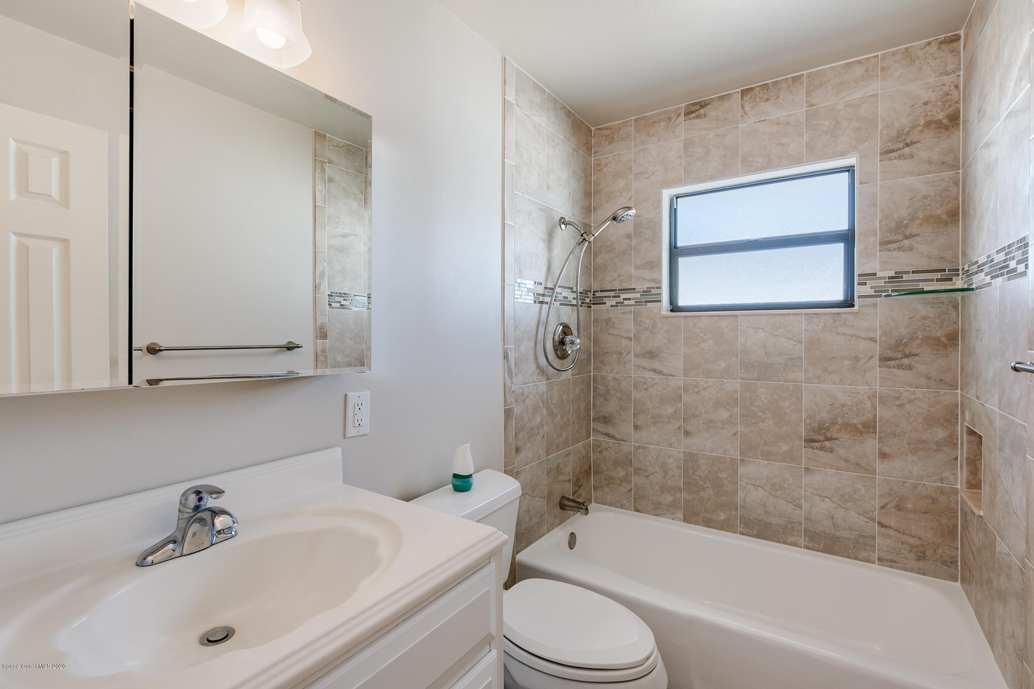 805 Cox Road Cocoa, FL 32926 - Photo 17 of 20 Guest Bath
