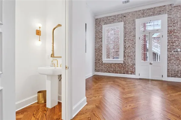 $9,500 | 810 Bourbon Street, New Orleans, LA 70116