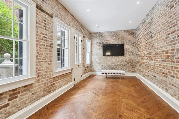 $9,500 | 810 Bourbon Street, New Orleans, LA 70116