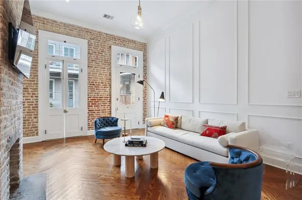 $9,500 | 810 Bourbon Street, New Orleans, LA 70116