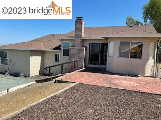 142 Encinal Place Pittsburg, CA 94565 - Photo 7 of 8 a backyard of a house with table and chairs