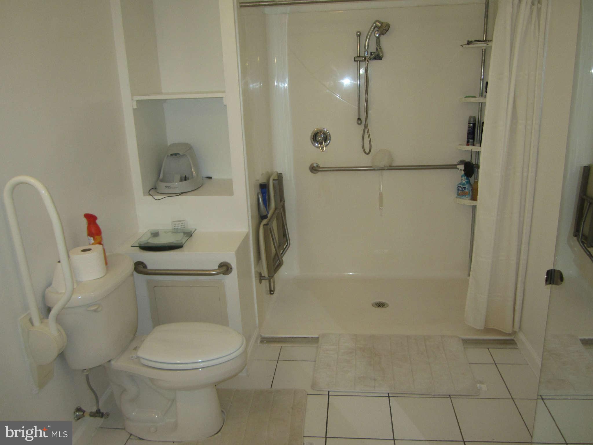 2015 Larkhall Road Baltimore, MD 21222 - Photo 15 of 22 Bath