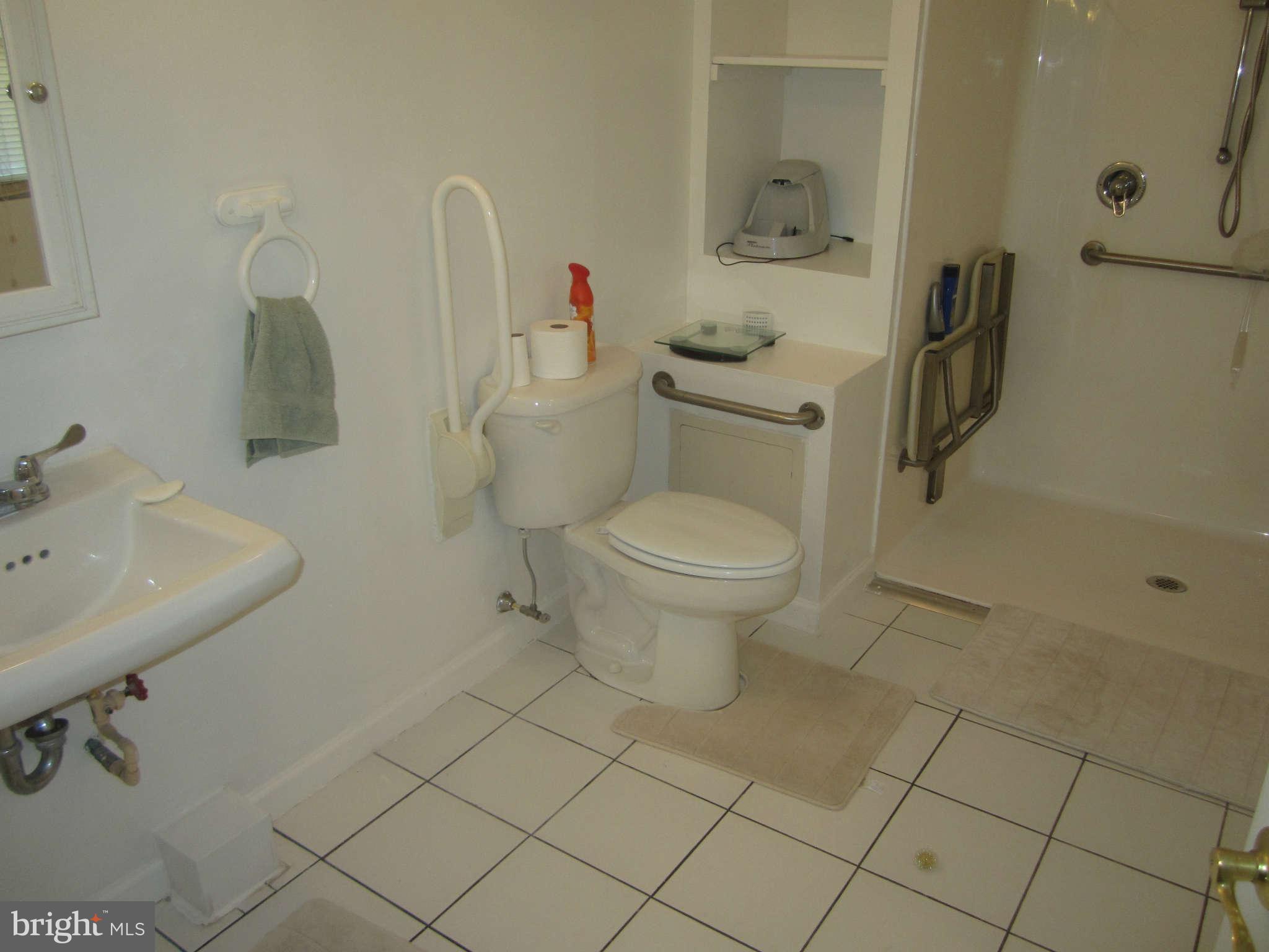 2015 Larkhall Road Baltimore, MD 21222 - Photo 16 of 22 Bath