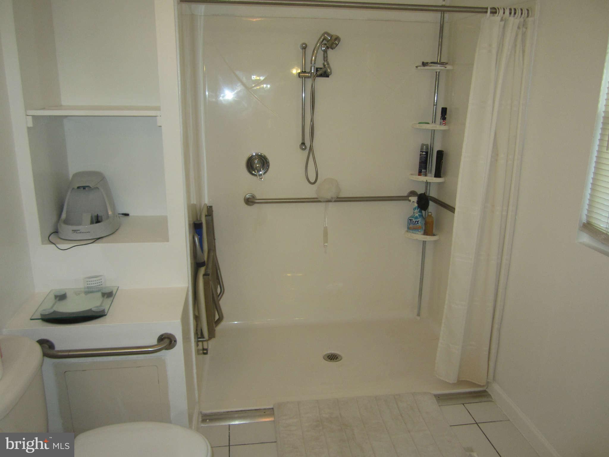 2015 Larkhall Road Baltimore, MD 21222 - Photo 17 of 22 Bath