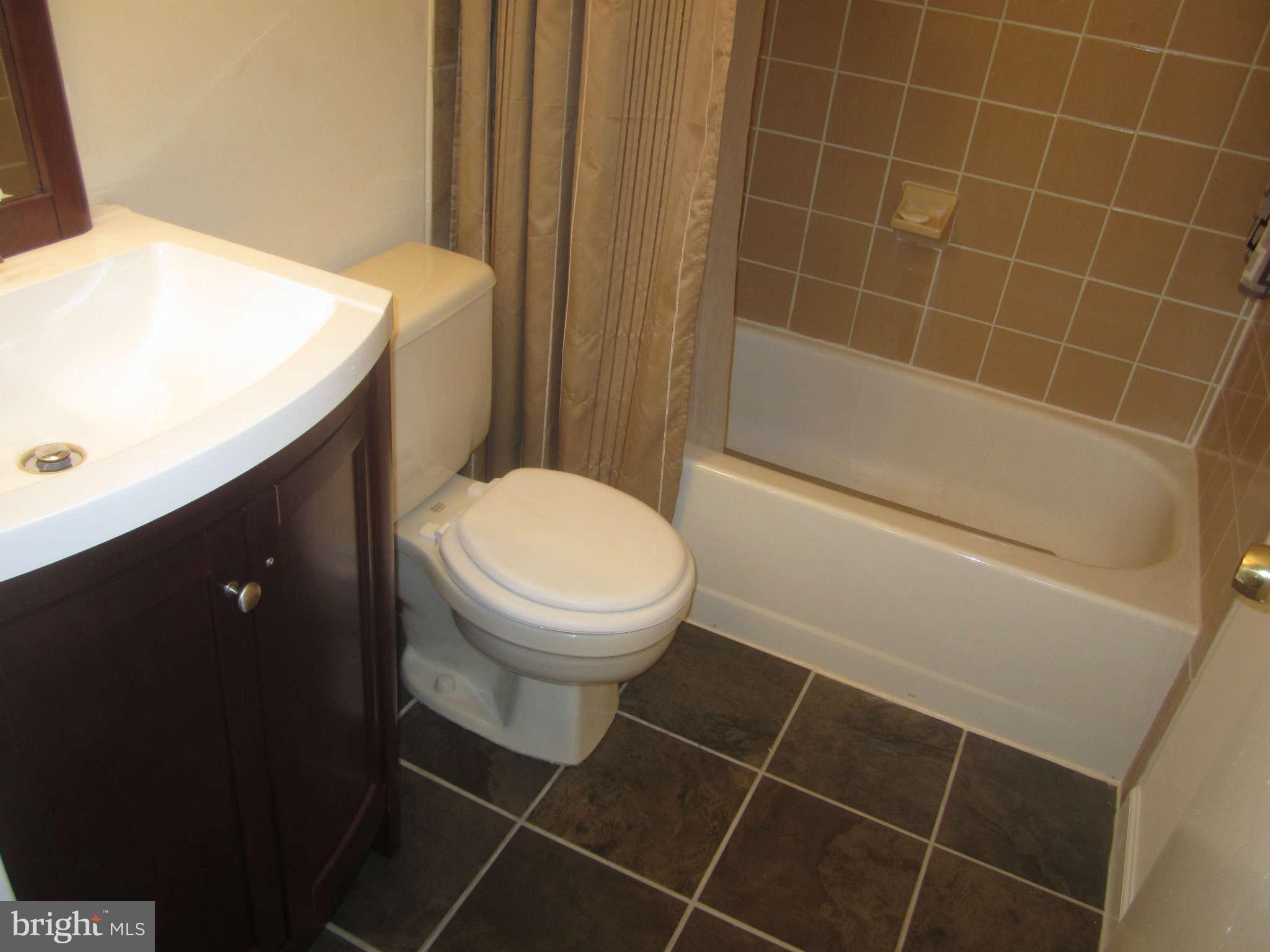 2015 Larkhall Road Baltimore, MD 21222 - Photo 4 of 22 Bath