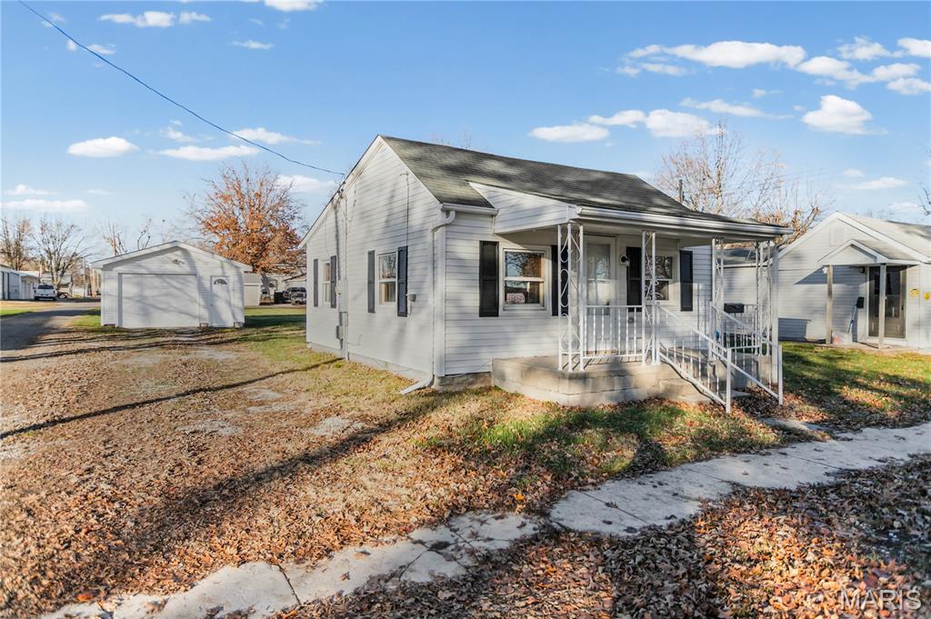 150 Maple Carrollton, IL 62016 - Photo 2 of 32