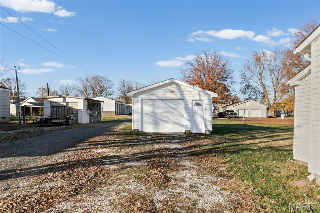 150 Maple Carrollton, IL 62016 - Photo 27 of 32