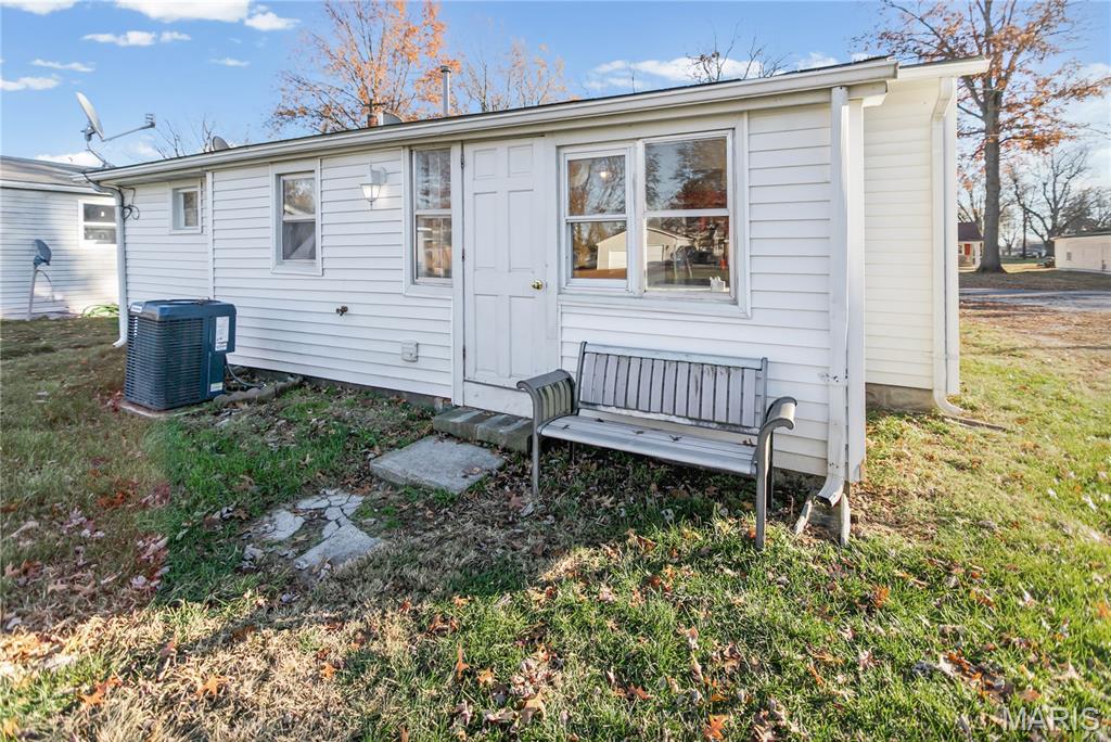 150 Maple Carrollton, IL 62016 - Photo 5 of 32