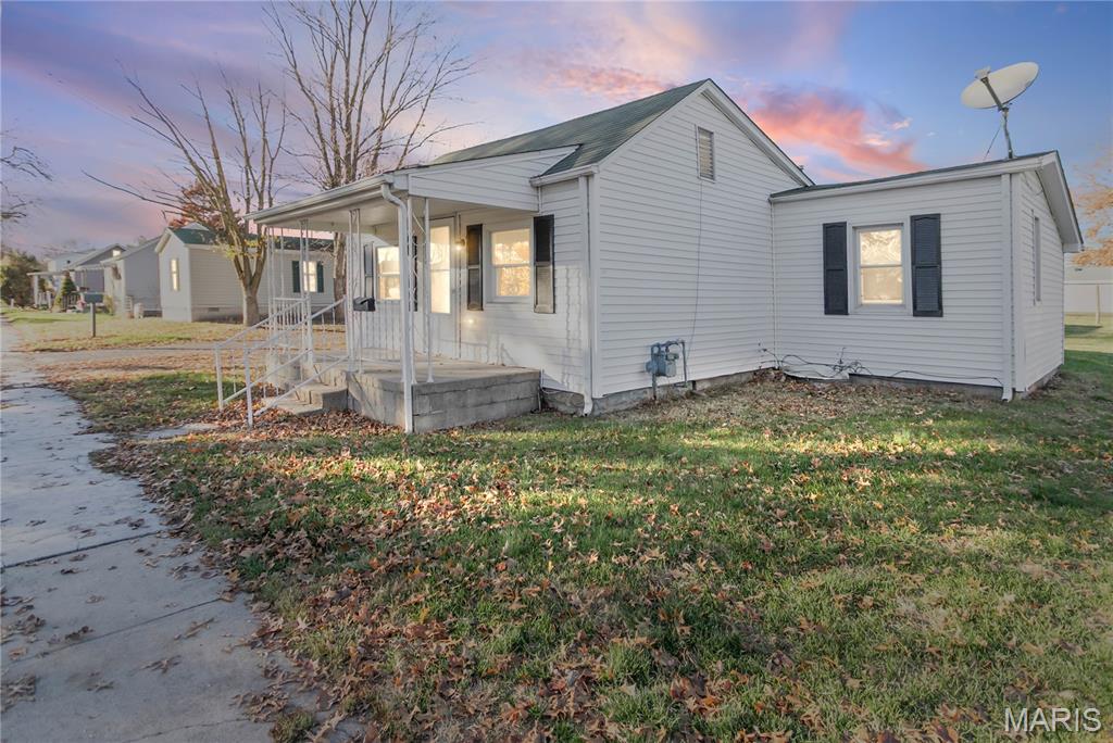 150 Maple Carrollton, IL 62016 - Photo 6 of 32