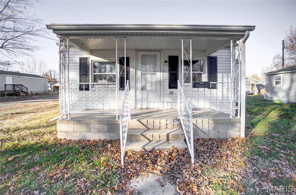 150 Maple Carrollton, IL 62016 - Photo 8 of 32