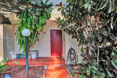 a view of entryway with garden