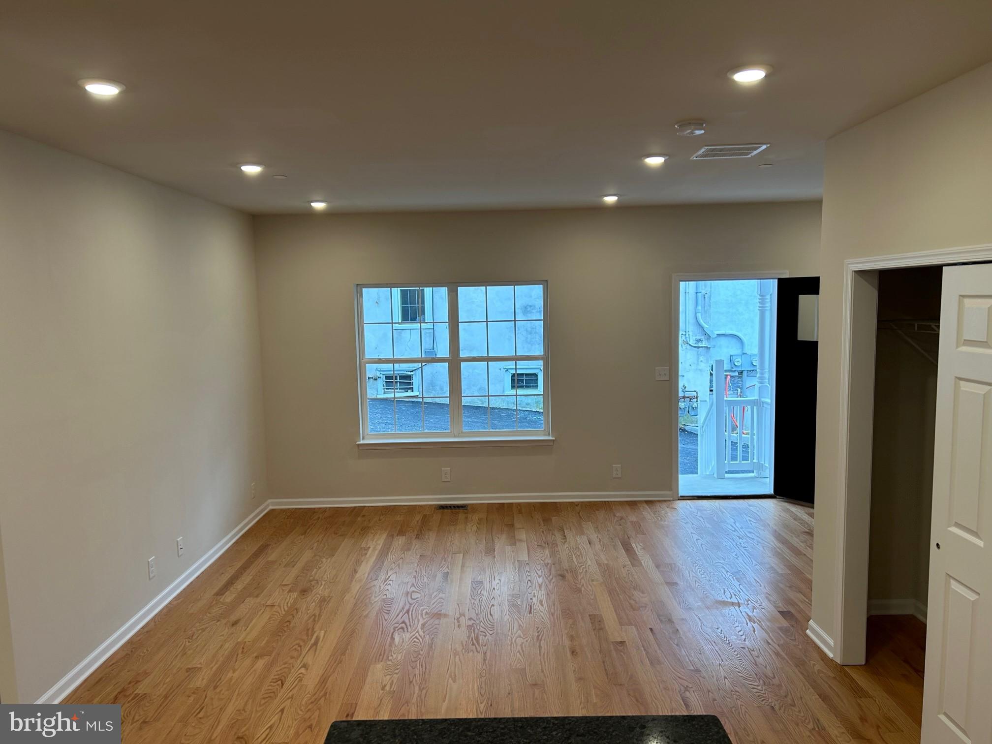 1057 Easton Road, Unit B Abington, PA 19001 - Photo 2 of 11 Living Space