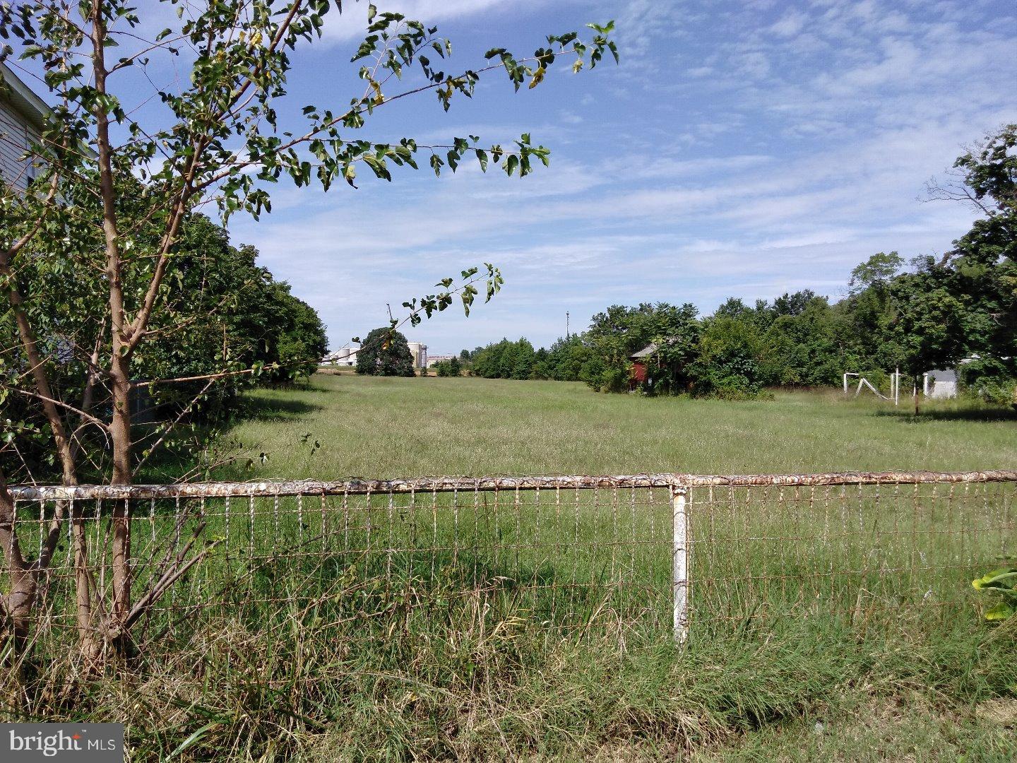1028 Penn Line Road Paulsboro, NJ 08066 - Photo 5 of 7 Side Yard