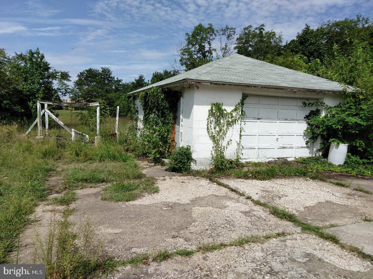 1028 Penn Line Road Paulsboro, NJ 08066 - Photo 7 of 7 Garage