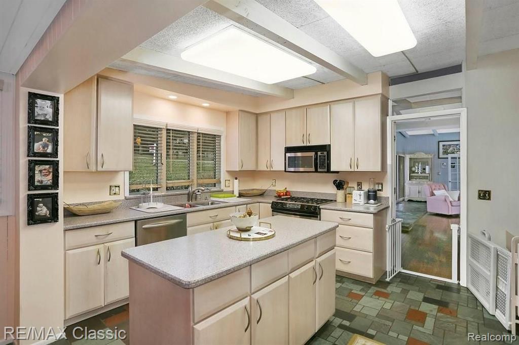 36150 Paddleford Road Farmington Hills, MI 48331 - Photo 11 of 34