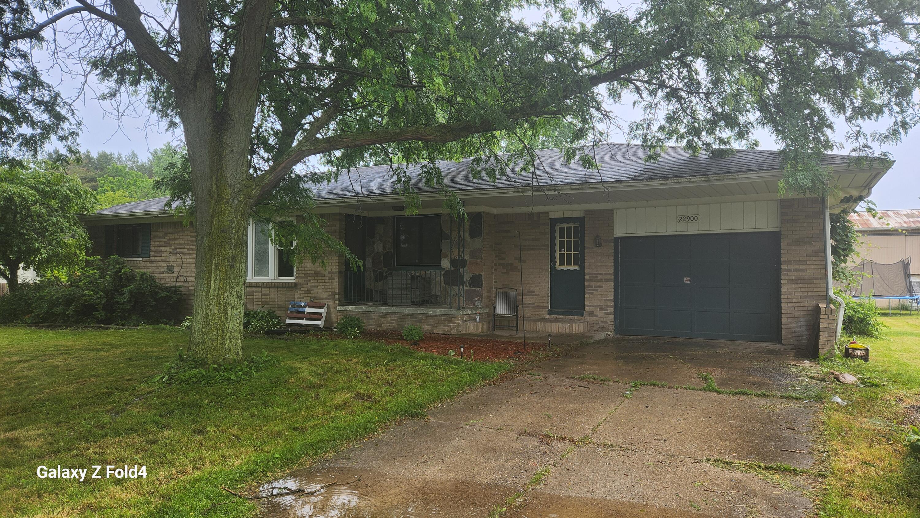 22900 Armada Center Road Armada, MI 48005 - Photo 2 of 27 front of house from the driveway