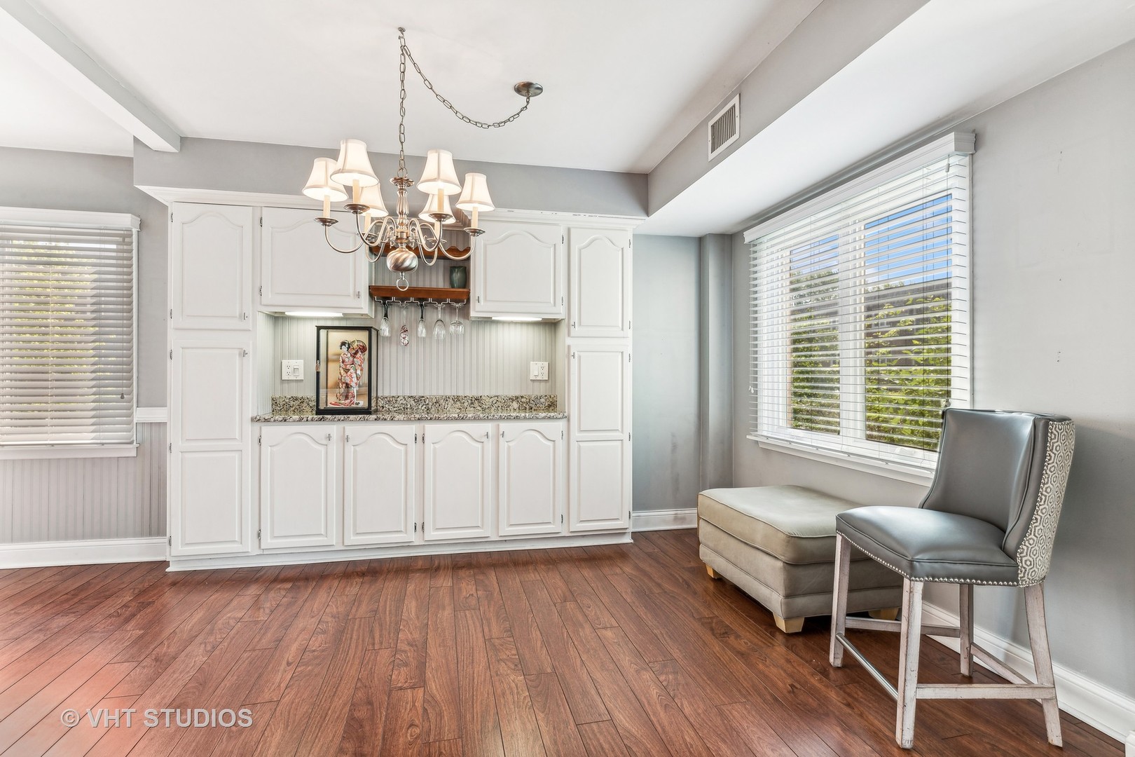 2400 West Talcott Road, Unit 121 Park Ridge, IL 60068 - Photo 6 of 10 a dining room with furniture and wooden floor