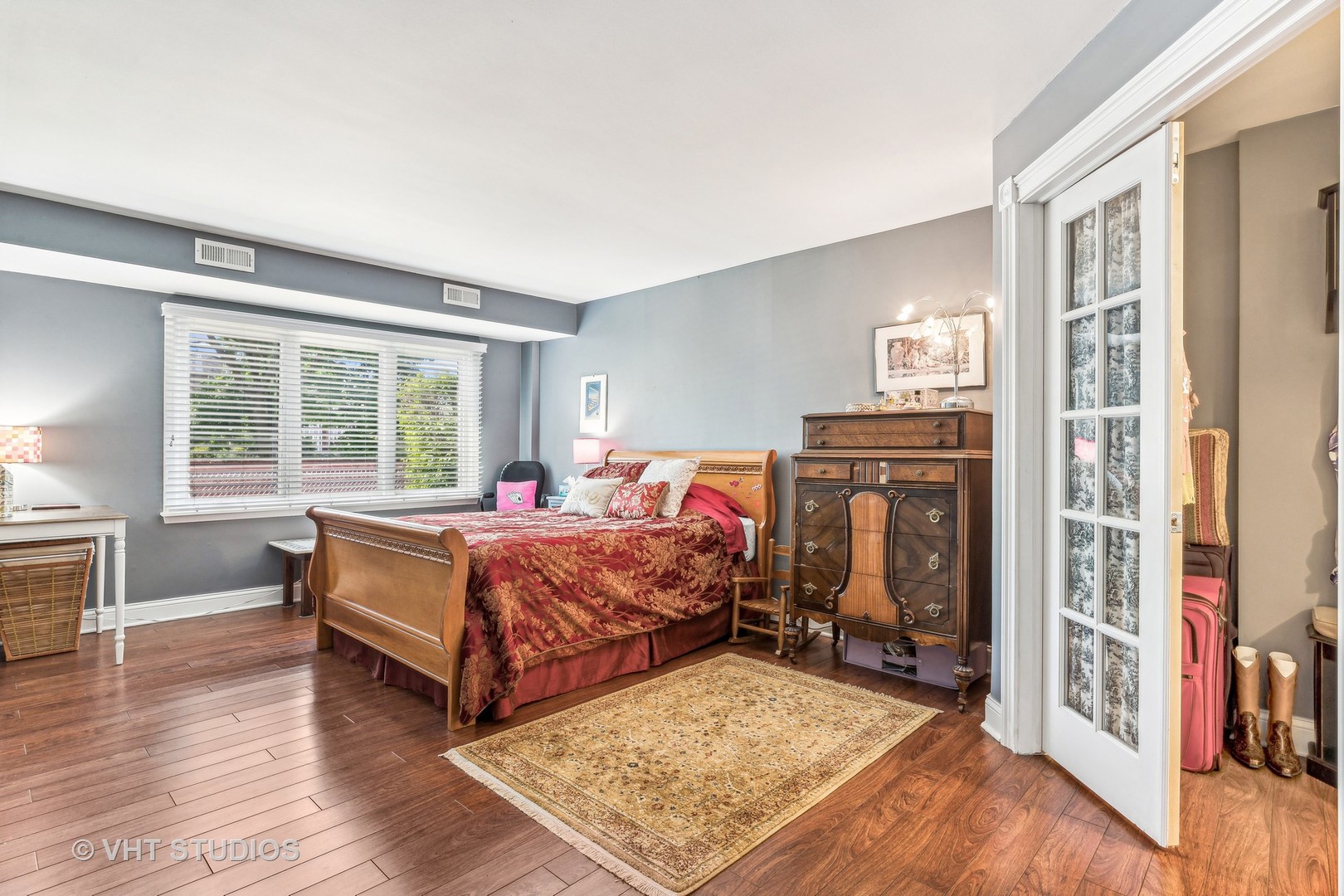 2400 West Talcott Road, Unit 121 Park Ridge, IL 60068 - Photo 7 of 10 a bed room with a bed and a window
