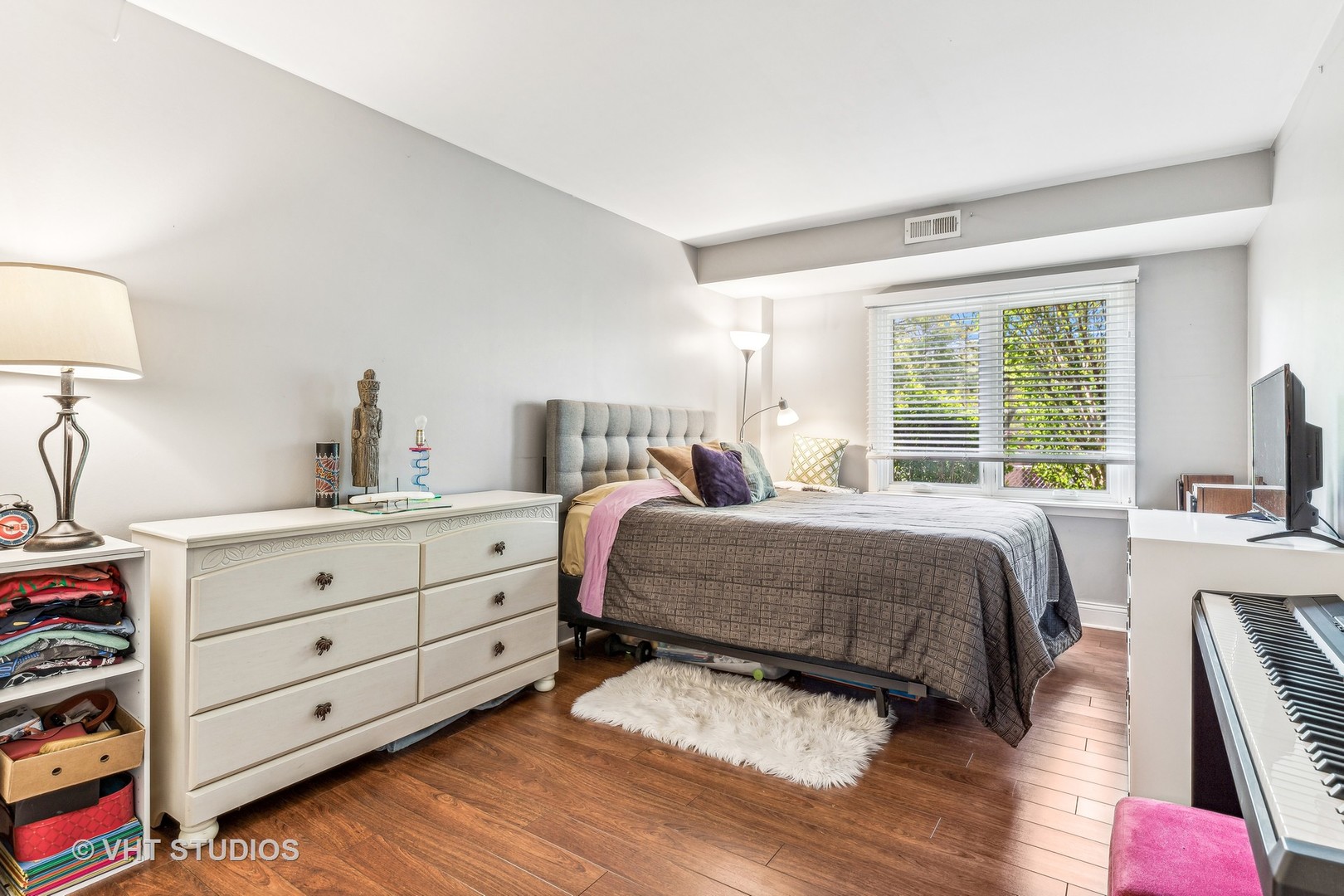 2400 West Talcott Road, Unit 121 Park Ridge, IL 60068 - Photo 9 of 10 a bedroom with a bed and a dresser