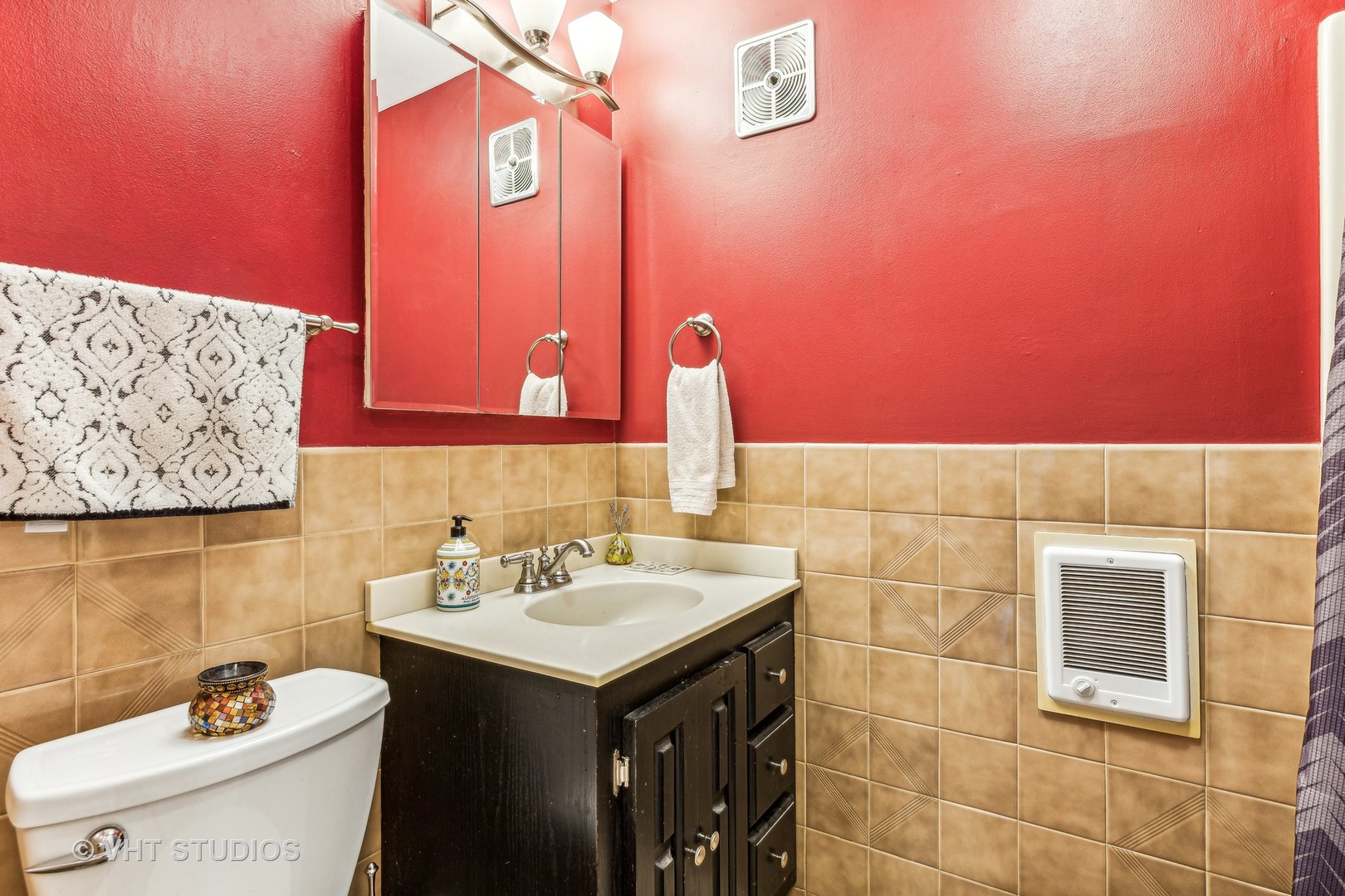 2400 West Talcott Road, Unit 121 Park Ridge, IL 60068 - Photo 10 of 10 a bathroom with a sink and a mirror