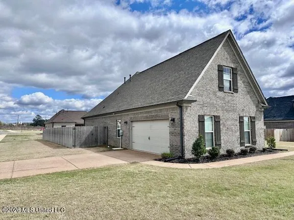 $395,000 | 1948 Ava Drive, Nesbit, MS 38651