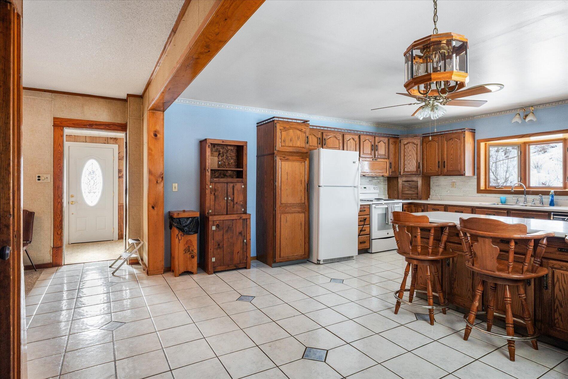 S921 Sveum Ridge Road Coon, WI 54623 - Photo 4 of 22 Spatious kitchen