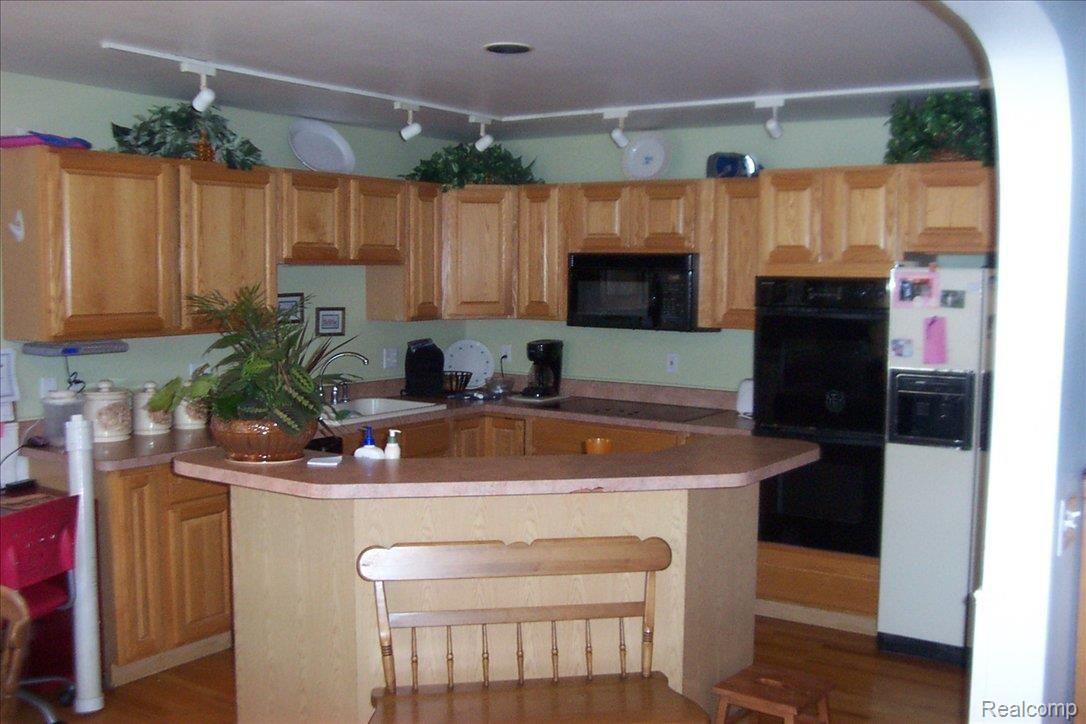 6199 Cowell Road Brighton, MI 48116 - Photo 11 of 23 kitchen