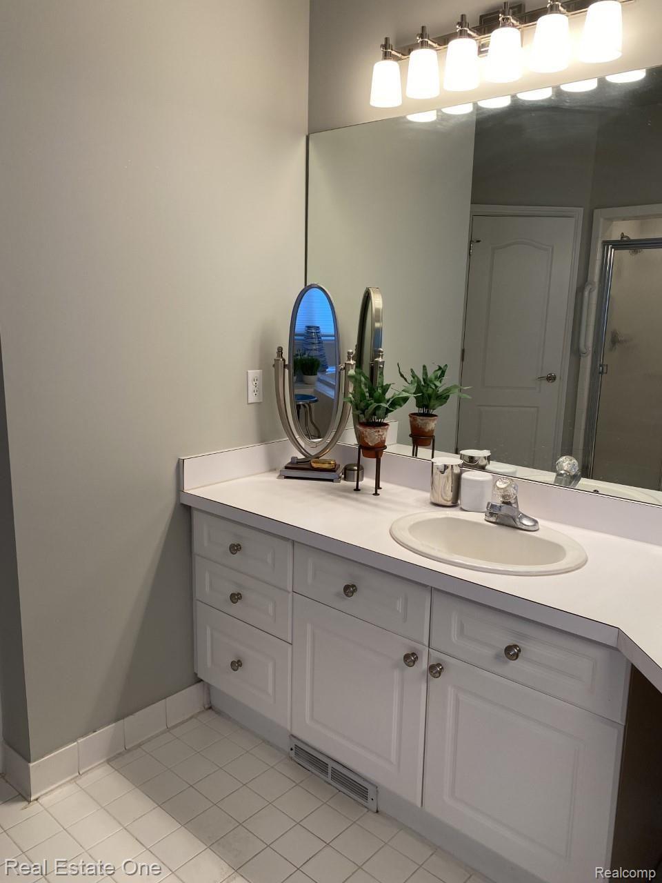 526 Springview Drive Rochester, MI 48307 - Photo 47 of 96 Master bath has double sinks