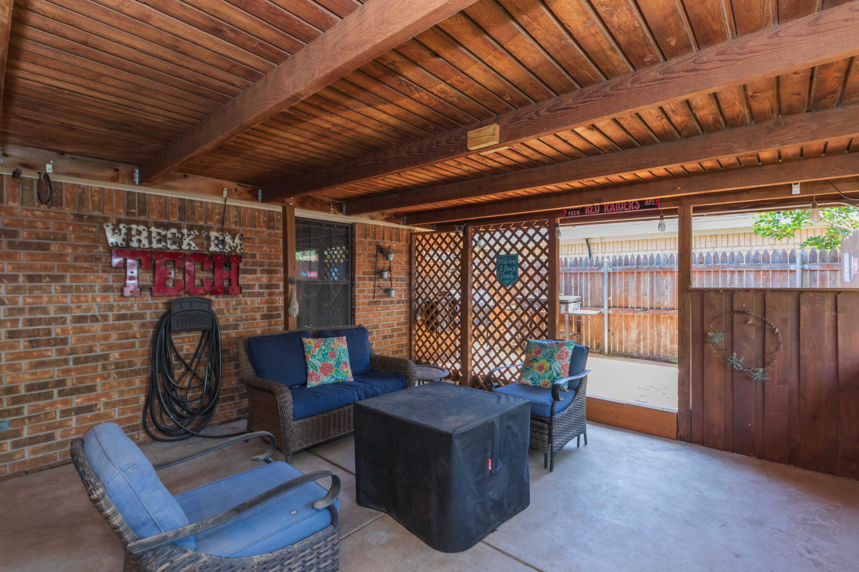 5804 Oakman Drive Amarillo, TX 79109 - Photo 21 of 48 a living room with furniture a flat screen tv and a table