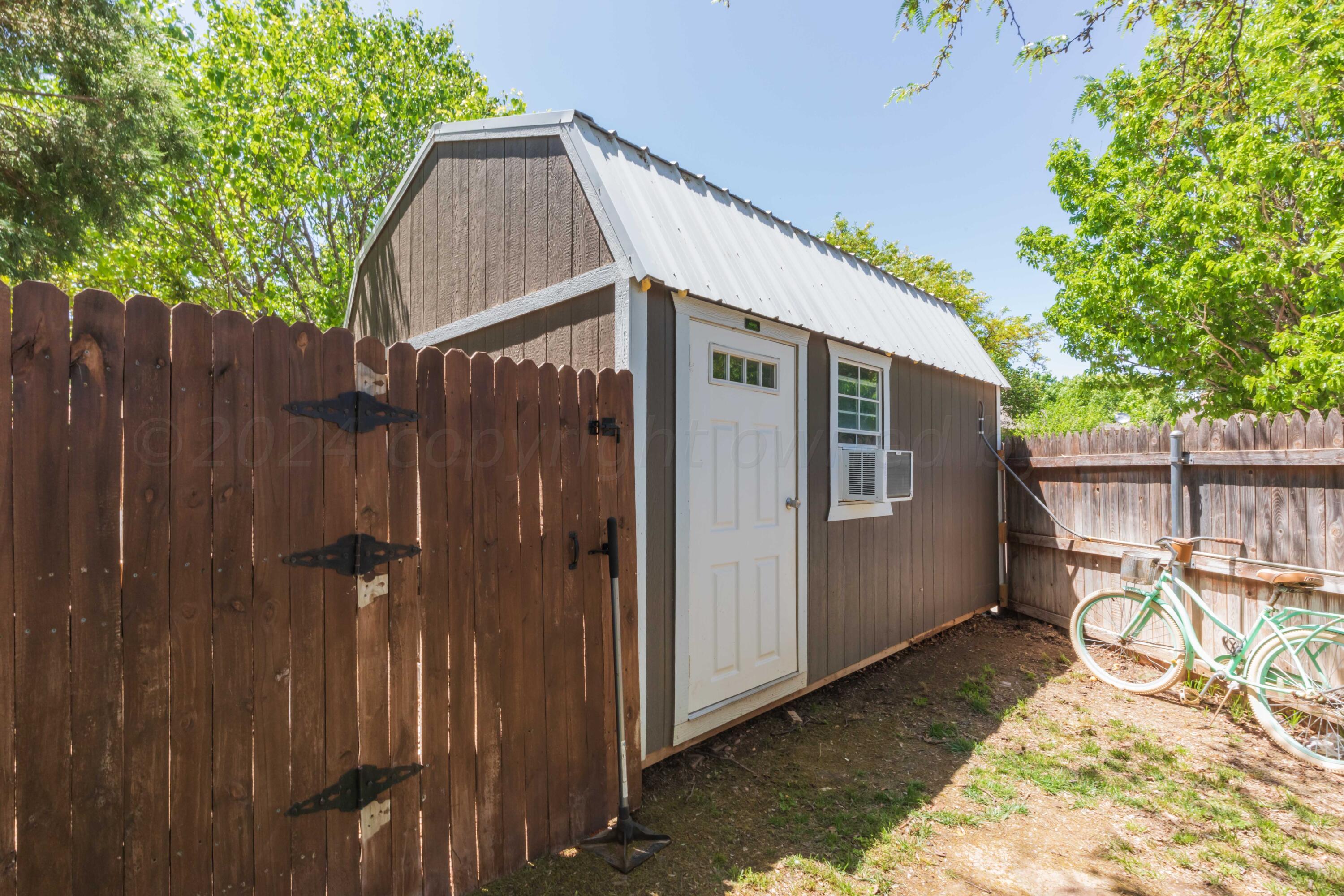 5804 Oakman Drive Amarillo, TX 79109 - Photo 46 of 48 a backyard of a house with table and chairs