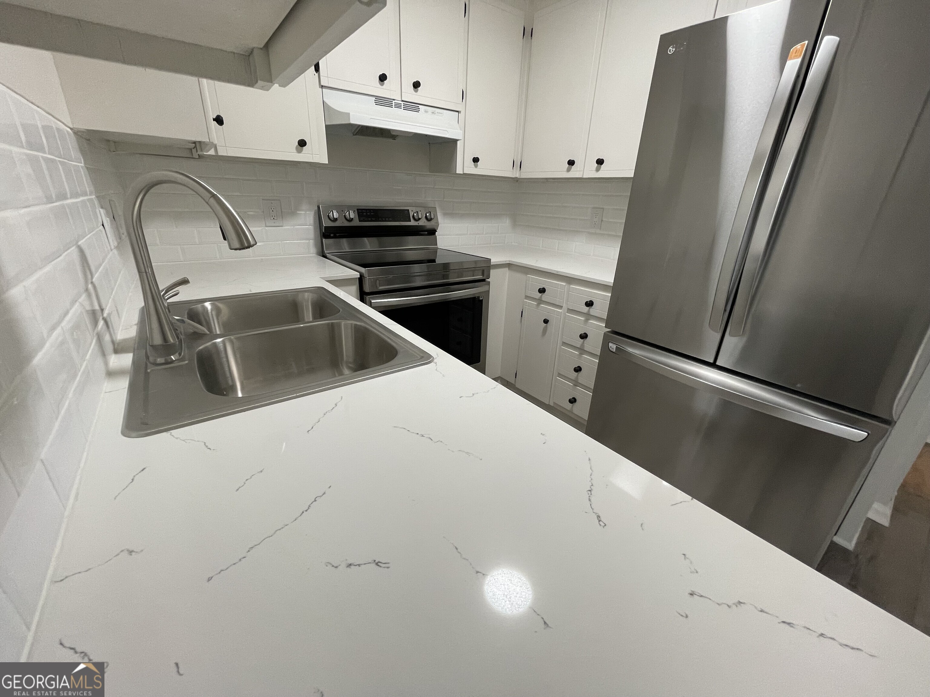 130 Springdale Court Macon, GA 31210 - Photo 5 of 14 a kitchen with stainless steel appliances a sink a stove and refrigerator