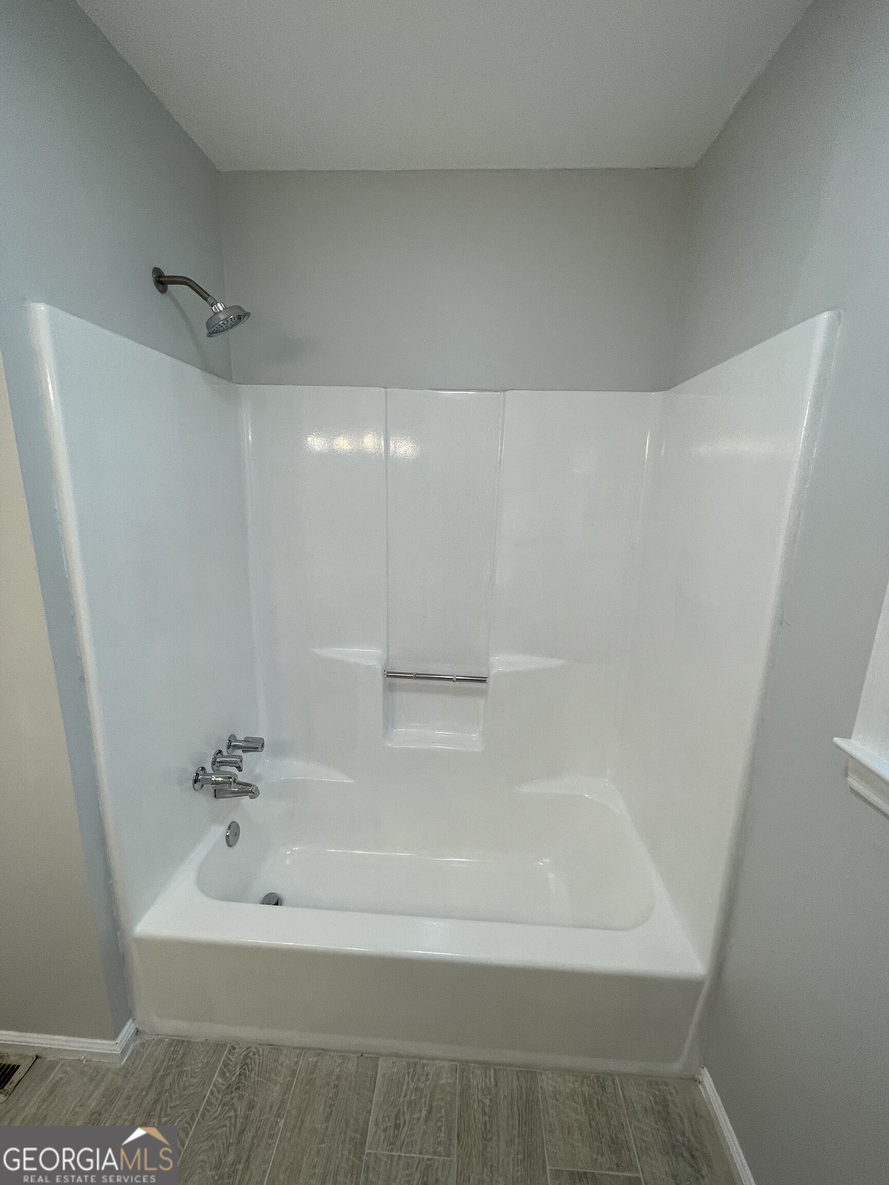 130 Springdale Court Macon, GA 31210 - Photo 10 of 14 a bathroom with a bathtub