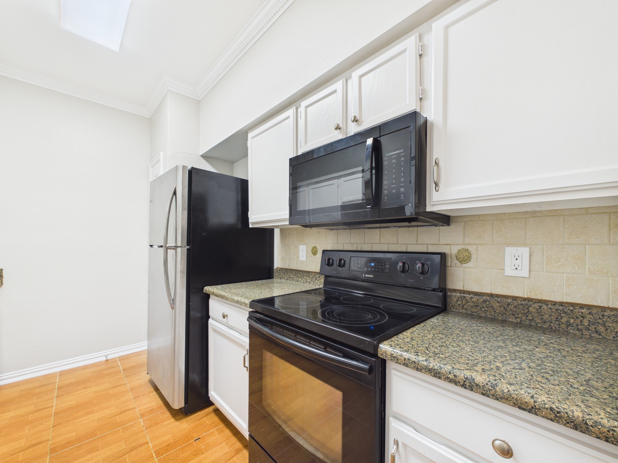 4001 Tanglewilde Street, Unit 709 Houston, TX 77063 - Photo 5 of 23 Functional kitchen with ample cabinet and counter space