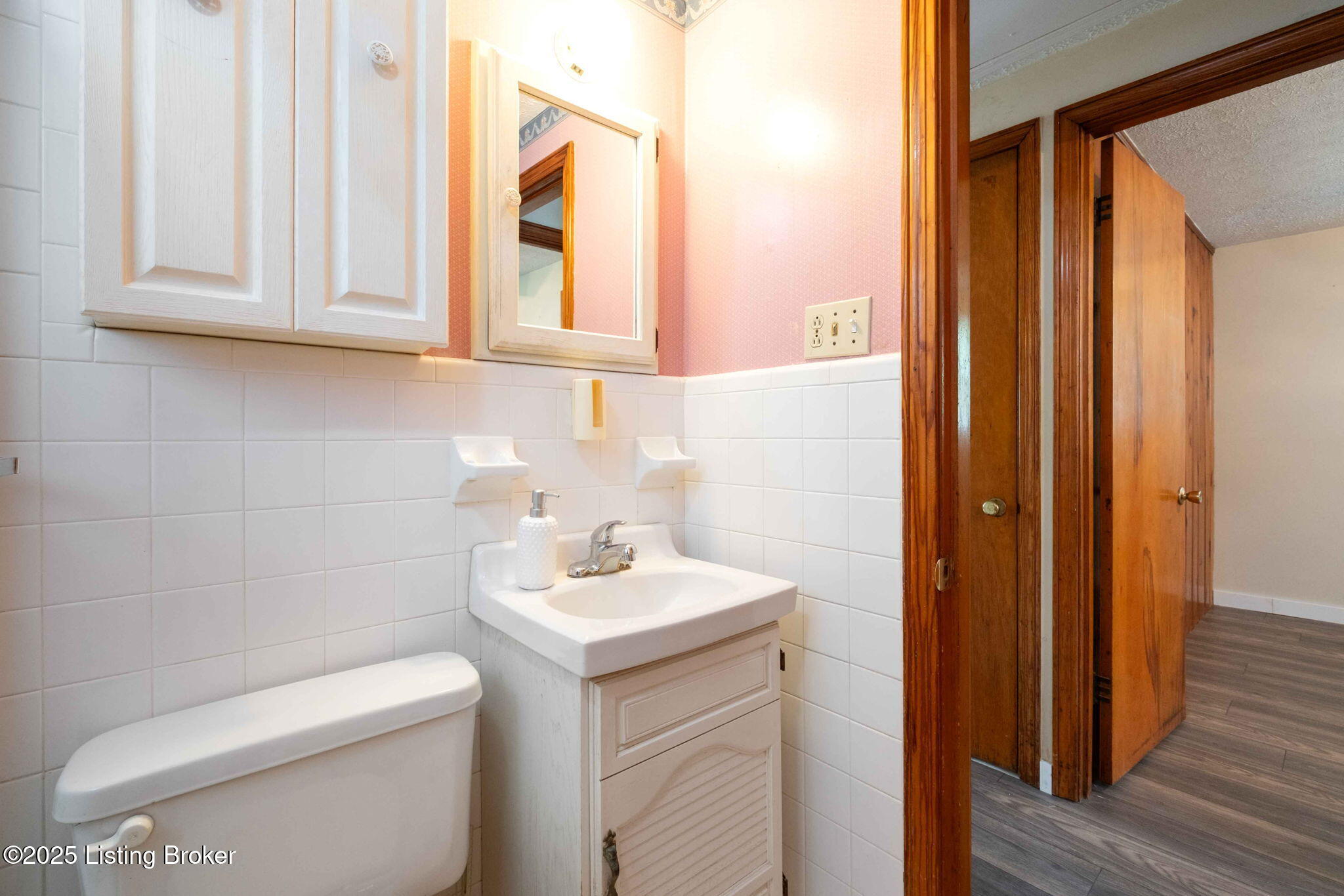 2405 Donna Road Louisville, KY 40216 - Photo 13 of 31 2405 Donna Rd-27