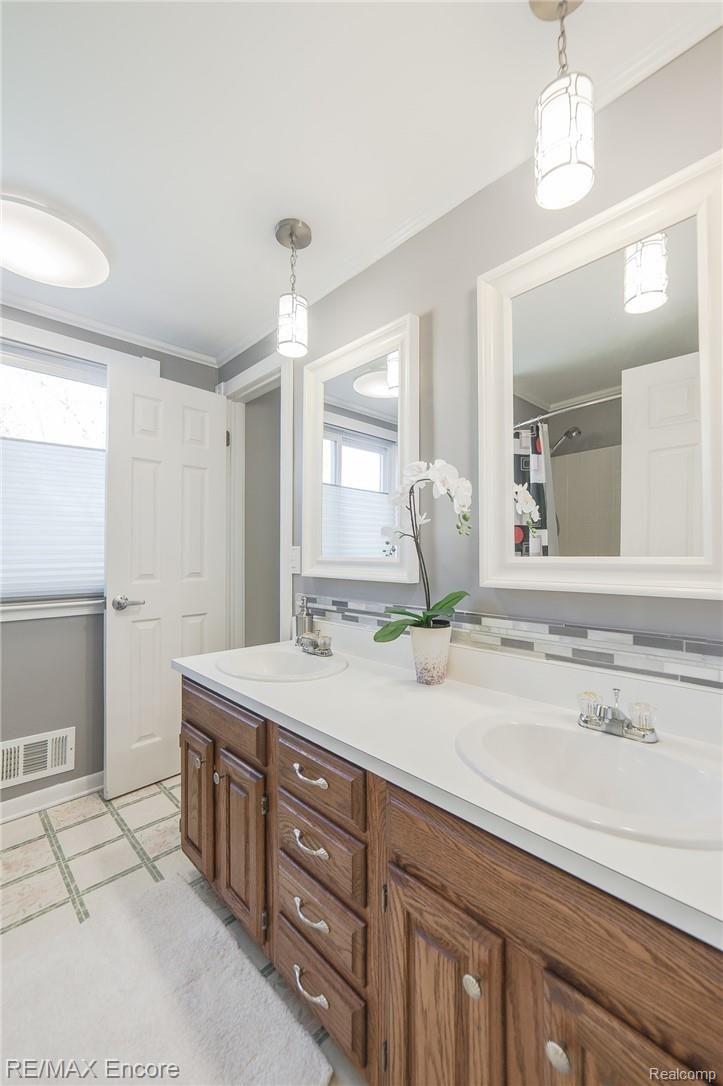 5056 Timber Ridge Trail Clarkston, MI 48346 - Photo 18 of 36 Double vanity in the full bath!