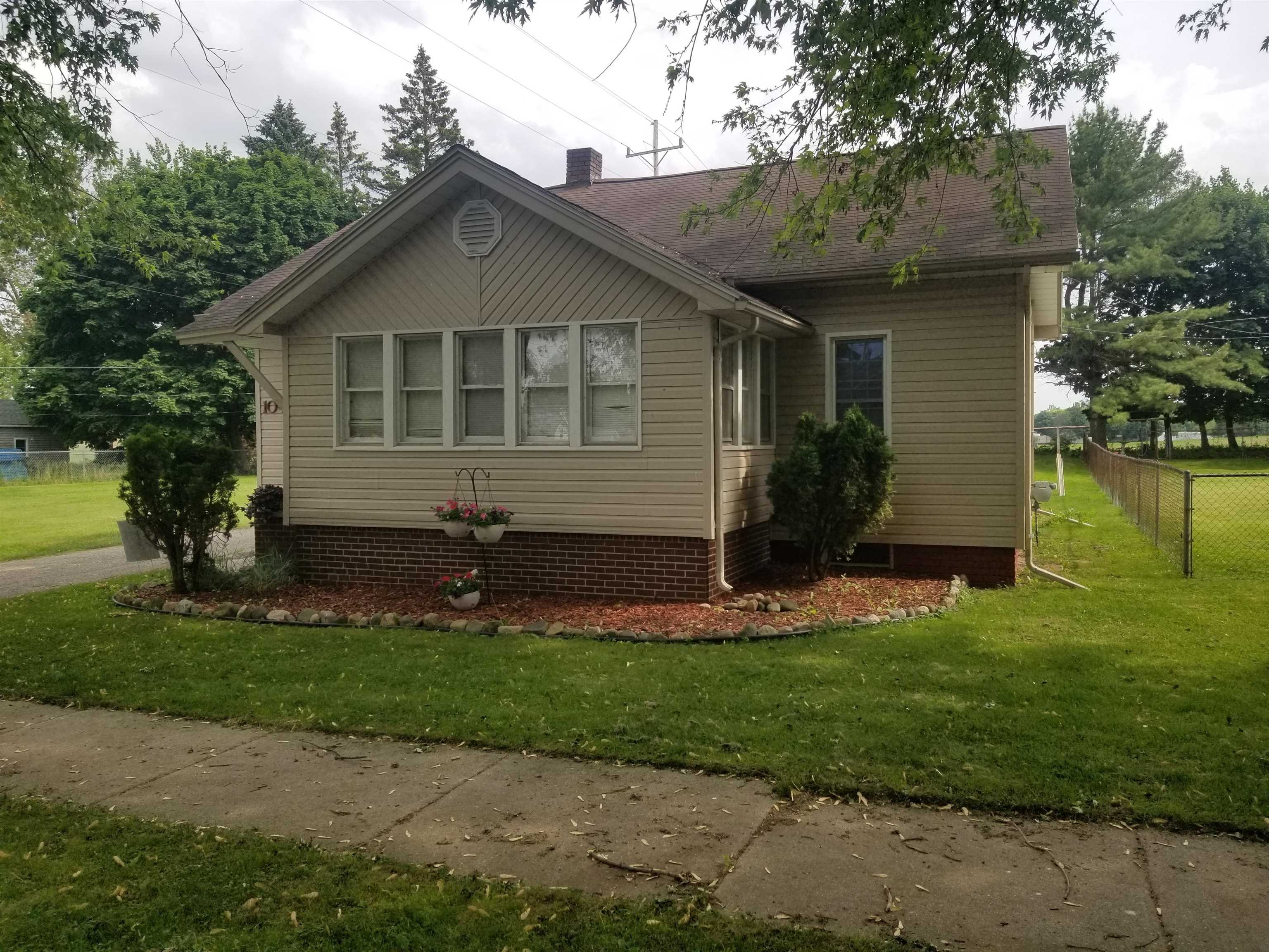 1042 Rosedale Street Alma, MI 48801 - Photo 3 of 23 1900508-2.JPG