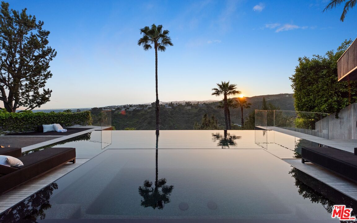 1663 Summitridge Drive Beverly Hills, CA 90210 - Photo 16 of 41 a view of a terrace